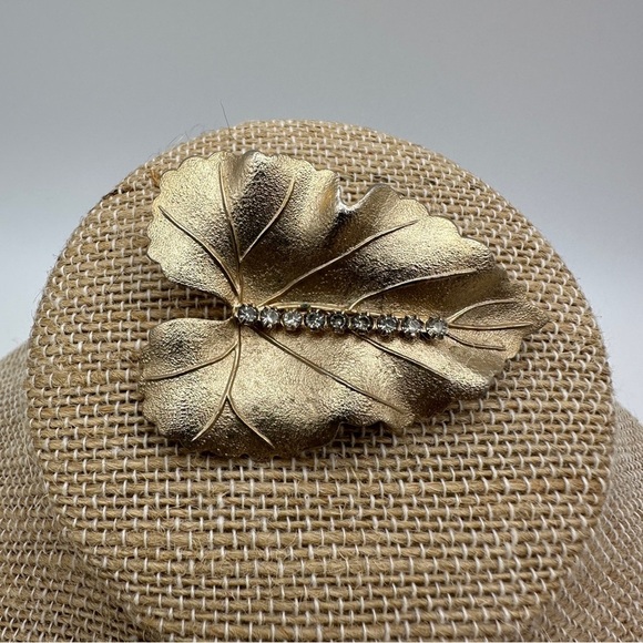 Vintage Brooch Pin Brushed Textured Gold Tone Leaf Crystal Rhinestones Judy Lee - Picture 15 of 16